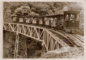 Mineros trasladándose al tajo por ferrocarril. Archivo Histórico de Hunosa
